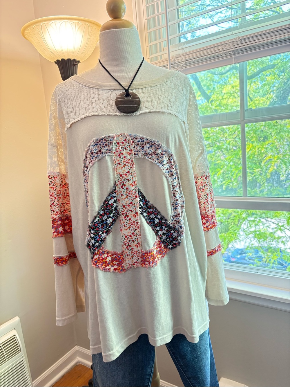 White Birch Lightweight Peace Sign Patch Top in Tan/Multi - 1X (EUC) - Picture 3 of 11